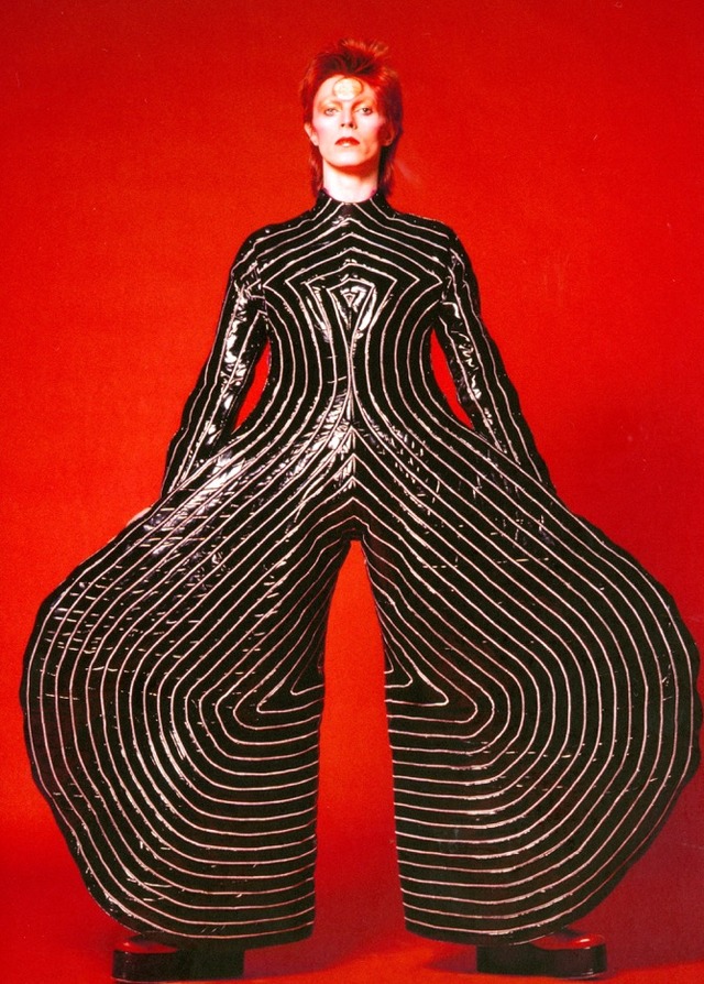 大回顧展「DAVID BOWIE is」　Striped bodysuit for the Aladdin Sane tour, 1973. Design by Kansai Yamamoto.Photograph by Masatoshi Sukita (C) Sukita / The David Bowie Archive
