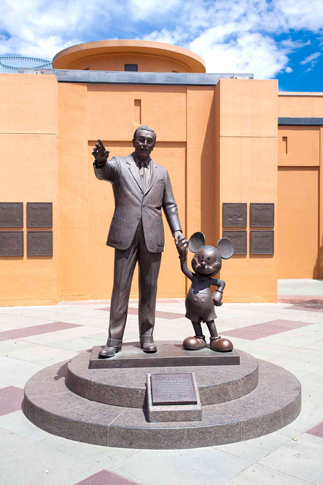 ウォルト・ディズニー＆ミッキーマウスの像／ウォルト・ディズニー・スタジオ内「レジェンドプラザ」
