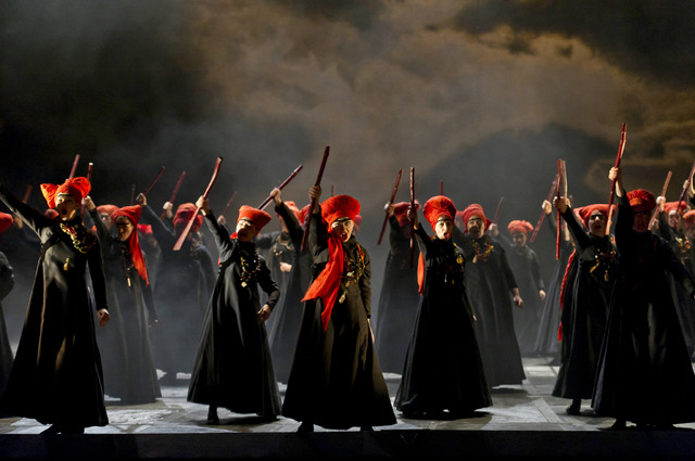 「マクベス」Chorus of Witches in Verdi’s Macbeth （c）ROHClive Barda 2011