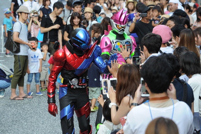 「仮面ライダーエグゼイド」×「仮面ライダービルド」バトンタッチ会　（C）2016 石森プロ・テレビ朝日・ADK・東映　（C）2017 石森プロ・テレビ朝日・ADK・東映