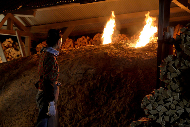 窯から吹き出す炎に驚く喜美子（第１回放送より）連続テレビ小説「スカーレット」（C）NHK
