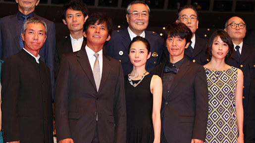 『踊る大捜査線 THE FINAL 新たなる希望』完成披露試写会にて（左前列から）柳葉敏郎、織田裕二、深津絵里、ユースケ・サンタマリア、水野美紀（左後列から）伊藤淳史、小野武彦、北村総一朗、斉藤暁