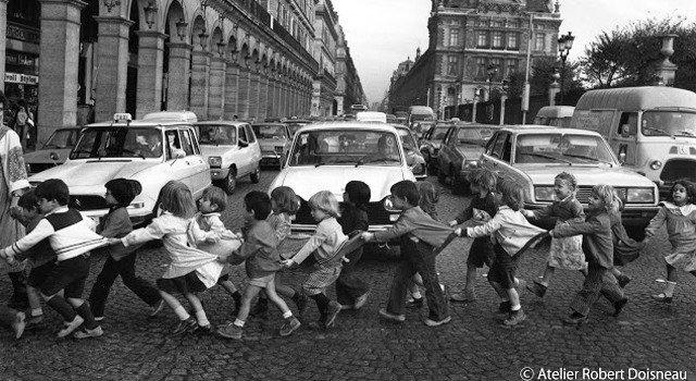 「リヴォリ通りのスモック姿の子供たち」（1978年）