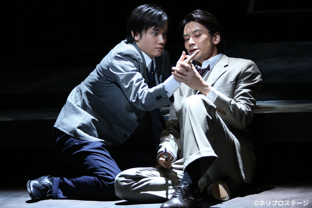 左から）良知真次、小西遼生‐2012年舞台写真より　撮影：田中亜紀