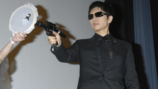 「弾丸キャッチ」を披露するGacktに大歓声