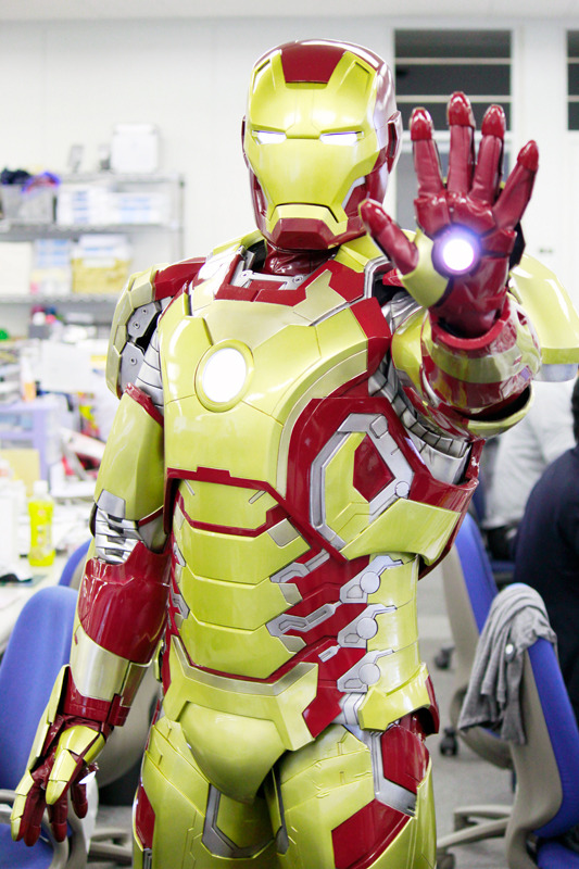 「cinemacafe.net」編集部を訪問したアイアンマン -(C) 2013 MVLFFLLC. TM ＆ (C) 2013 Marvel. All Rights Reserved.