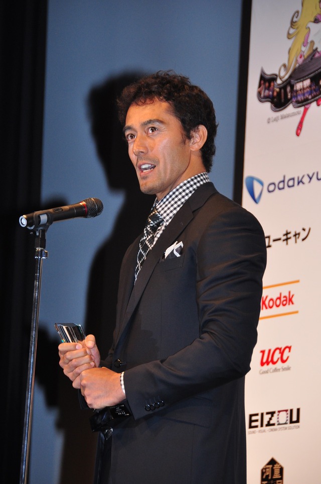 「日本シアタースタッフ映画祭」の授賞式でスピーチをする阿部寛