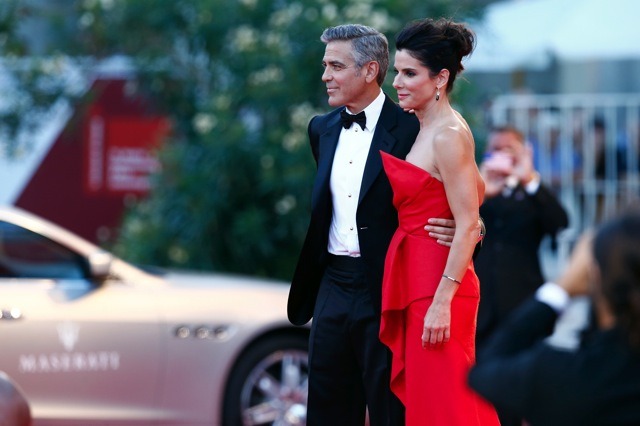 ジョージ・クルーニー（向かって左）とサンドラ・ブロック／ヴェネチア映画祭　(c) Getty Images
