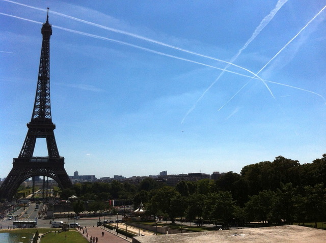 セーヌ側対岸、トロカデロ庭園から見るエッフェル塔。画面左下がイエナ橋