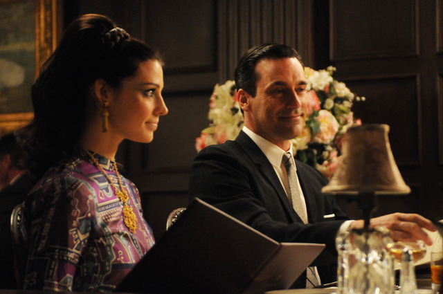 「MAD MEN マッドメン」シーズン5に見る60年代ファッション -(C) 2012 Lions Gate Television Inc., All Rights Reserved.