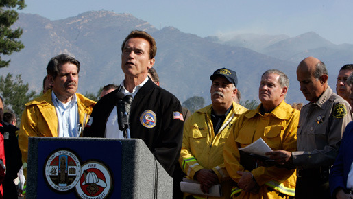 10月22日、カリフォルニア州で記者団に被害状況を説明したシュワルツェネッガー同州知事　-(C) REUTERS/AFLO