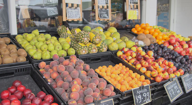 フードマーケット「Nosh」入口にはフレッシュフルーツ＆野菜がずらり。