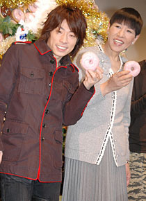 ツリーに飾られた本物のドーナツを手にする和田アキ子と田村淳