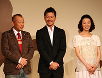 『母べえ』完成会見にて（左から）鶴瓶師匠、浅野さん、檀さん
