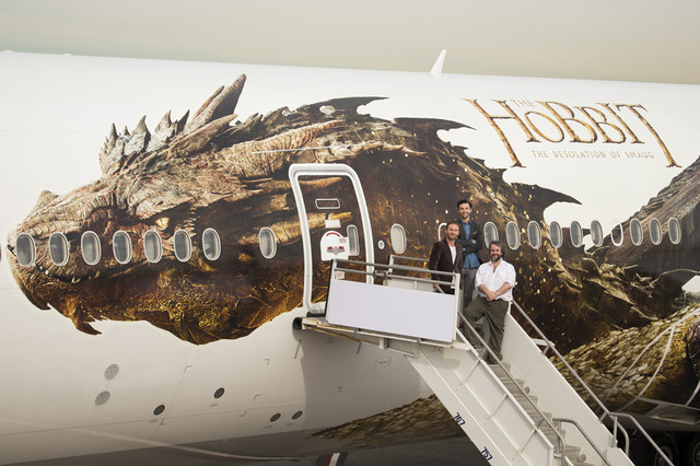 『ホビット 竜に奪われた王国』スマウグ飛行機-(C) 2013 WARNER BROS. ENTERTAINMENT INC. AND METRO-GOLDWYN-MAYER PICTURES INC．
