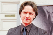 ジェームズ・マカヴォイ、ヘリコプター操縦であわや墜落!? 画像