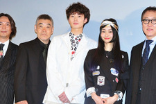 岡田将生、5年ぶり単独主演作初日に緊張？　白いスーツにコーヒーこぼす 画像