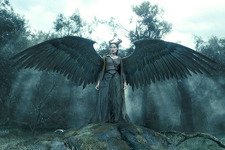 【特別映像】アンジェリーナ・ジョリー、『マレフィセント』迫力の飛行シーン公開 画像