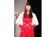 小松菜奈、寒空の下…キュートなサンタ衣裳で登場！　Xmasデートのドライバーを探し中？ 画像