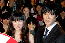 福山雅治もみくちゃ！　「緊張をほぐすため昨夜はタモリさんと飲んでました」 画像