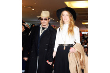 ジョニー・デップ、婚約者と手繋ぎ“ラブラブ”来日！　羽田空港にファン約1000人 画像