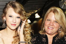 テイラー・スウィフトの母親、ガンの宣告を受ける 画像