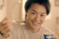TAKAHIROの笑顔＆「あ～ん」にとろける!?　ベッドでくつろぐ新CM決定 画像