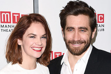 ジェイク・ギレンホール、噂の恋人との情熱的なキスシーン目撃される 画像