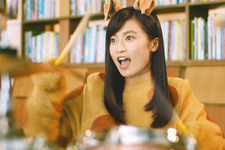 番組クイーン“こじるり”、新CMでドラムを披露!? 「ド派手に振り切っています」 画像