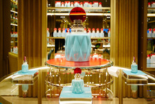 「ミュウミュウ」初のフレグランスがお披露目！バッグ”マテラッセ”型ボトル 画像