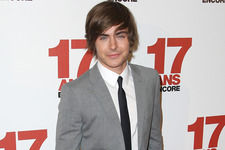 ザック・エフロン、パリで新作プレミアに登場。ミュージカル映画はもう卒業か？ 画像