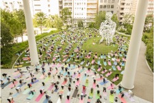 都心の屋外イベントでリラックス！「虎ノ門ヒルズ」の秋空ヨガスタジオ 画像