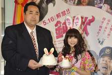 元横綱も形なし！　スイーツ親方、佐津川愛美のスイーツ＆ロリータ攻撃に寄り切られる 画像