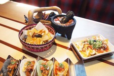 目の前で作るオリジナルサルサが辛美味い！メキシコ料理「ラスドスカラス」 画像