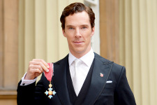 大英帝国勲章を受章したキーラ・ナイトレイ、シャネルのスーツで魅了！