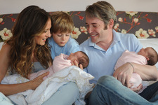 サラ・ジェシカ・パーカー夫妻が、双子の赤ちゃんとの家族写真を公開！ 画像