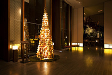 日本の伝統を紙に刻んだアートなクリスマスツリーが灯る！「アンダーズ 東京」 画像