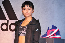 榮倉奈々、スポーツブラ＆タイツ姿で登場し鍛え上げたお腹まわりをチラリ！ 画像