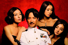 堺雅人、モテモテ結婚詐欺師『クヒオ大佐』美女に囲まれた写真初公開！ 画像