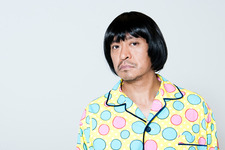 松本人志監督に直撃！　あの水玉パジャマ男の正体は…　「主演？　渋々ですよ」 画像