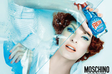 家庭用洗剤のユニークなボトルの新作フレグランスを発売 「モスキーノ」 画像