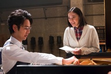 妻夫木聡、初挑戦のピアノを披露『家族はつらいよ』劇中写真到着 画像