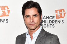 「フルハウス」のジョン・ステイモス、ケイトリン・マクヒューと交際中！ 画像