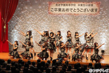 AKB48＆ももクロ、卒業式にサプライズ登場！「FNS うたの春まつり」 画像