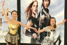 “氷の姉妹”本田望結＆紗来、氷上で華麗なスケーティングを披露『スノーホワイト』 画像