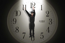 角川春樹、『笑う警官』宣伝のために自ら時計に変身して時をかける…というか刻む　 画像