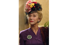 ヘレン・ミレン、ド派手な帽子で実在のゴシップ記者に変身！『トランボ』 画像