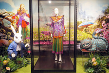 ジョニデ着用マッドハッターも！『アリス・イン・ワンダーランド』衣装が銀座三越にて展示開始 画像