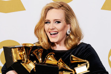 億万長者のアデル、クレジットカードが利用停止に!? 画像