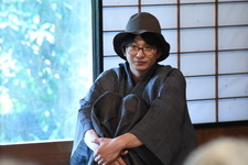 向井理、“金田一耕介”コスプレで体育座り？ 『RANMARU 神の舌を持つ男』 画像